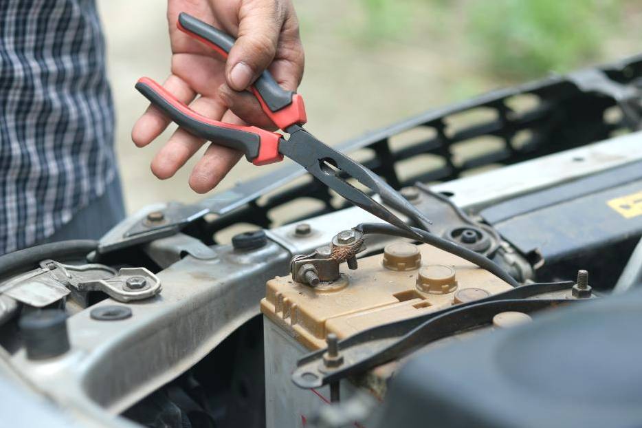Mechanic running diagnostic scan